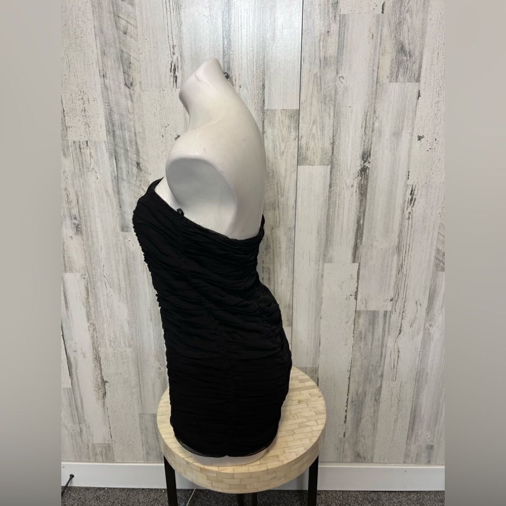 Black sleeveless dress